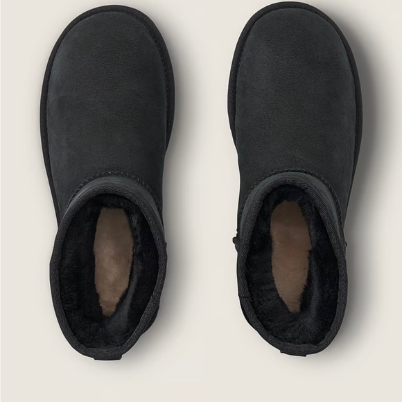 NIB Ugg Classic Mini Boots - Picture 2 of 3